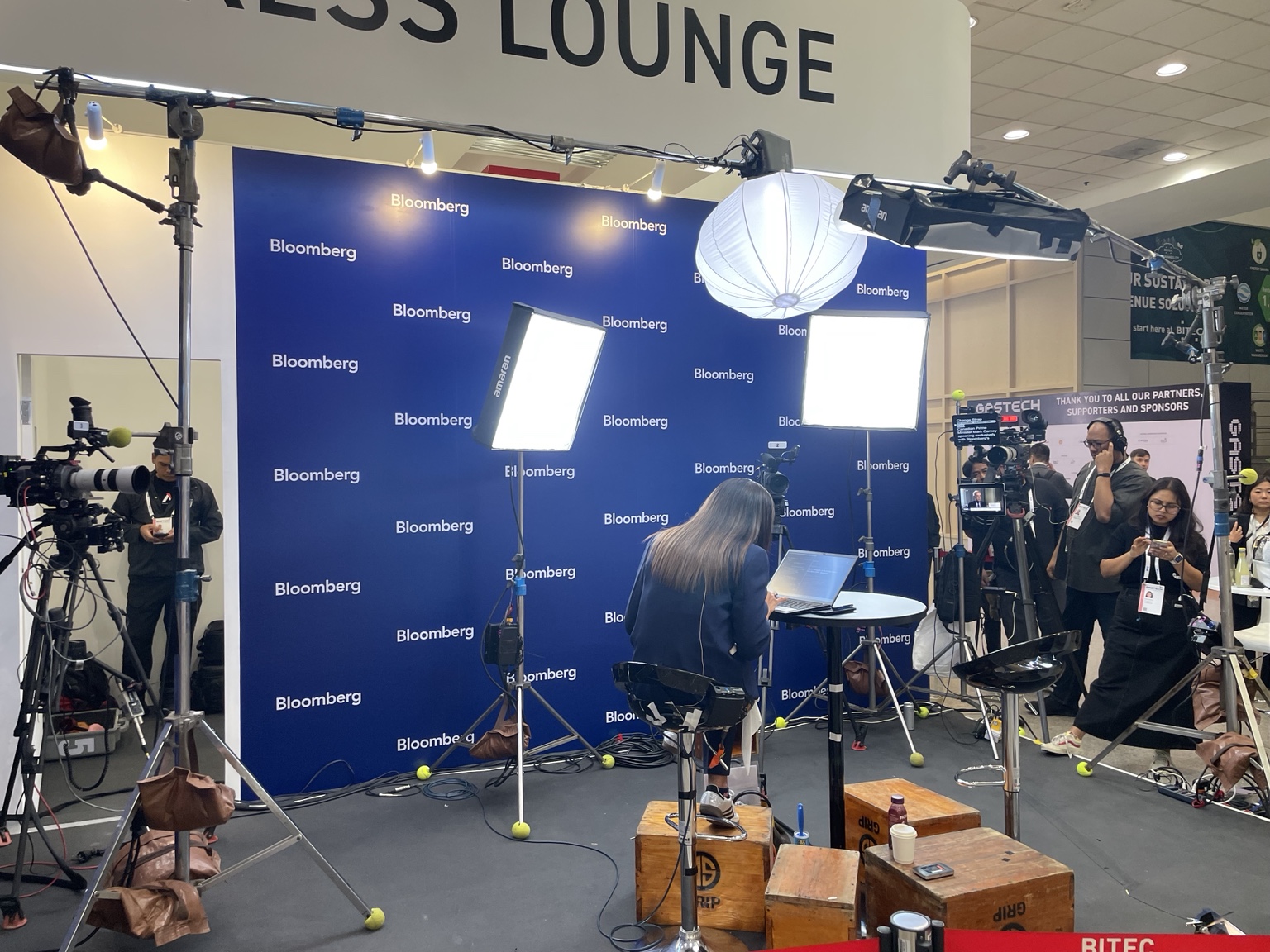 Gastech 2026 的 Bloomberg 演播室